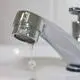 cach-sua-voi-nuoc-inox-bi-ri